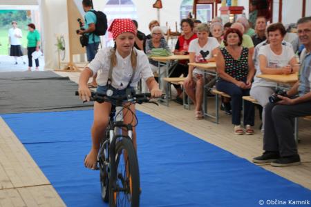 Uspešno izvedena XVII. etnološka prireditev z naslovom Vrti, vrti se kolo… (52)